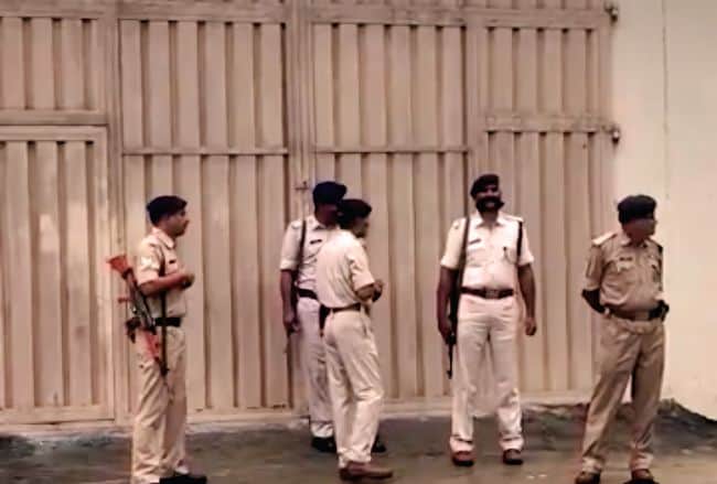 30 से 40 करोड़ रुपये की टैक्स चोरी का अंदेशा।