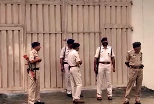 30 से 40 करोड़ रुपये की टैक्स चोरी का अंदेशा।