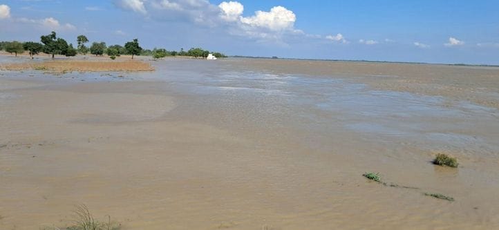 Ganga's erosion has reached the embankment, people of six villages' hearts are beating fast