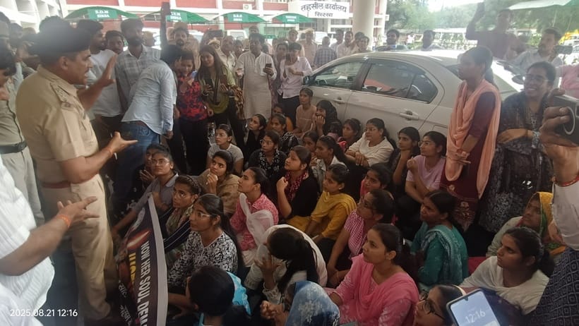 CDLU students reached to submit memorandum in Manisha's death case, created ruckus when stopped