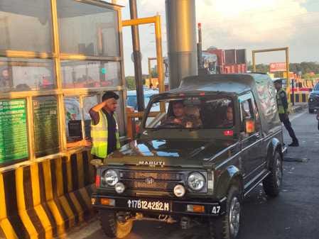 Army vehicles are being taken out with respect at Kashi toll