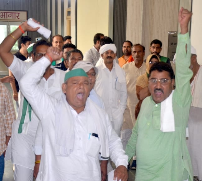 Farmers boycotted the Kisan Diwas as officials arrived late
