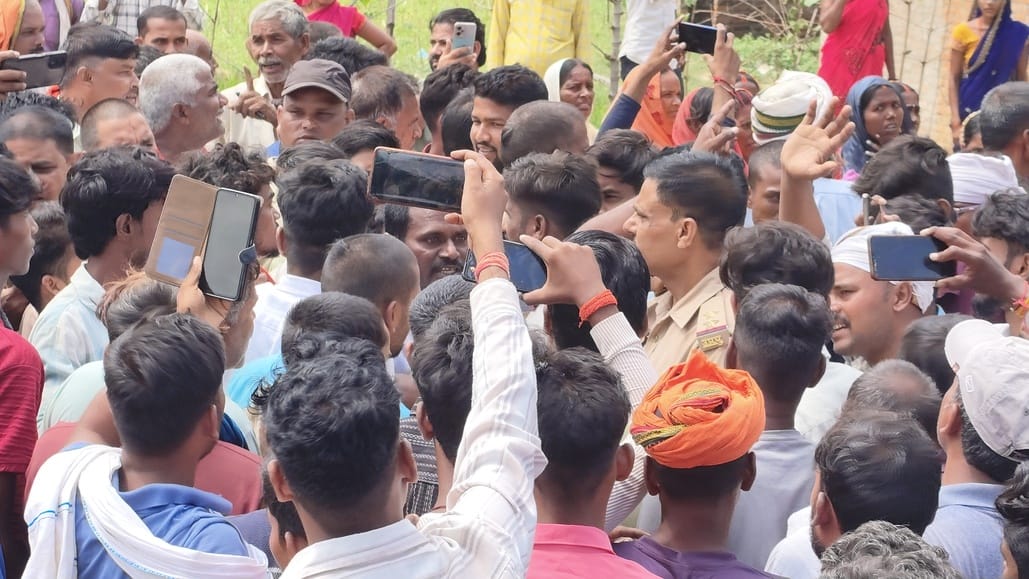 Fertilizer was not provided, the inspector used his stick, farmers protested