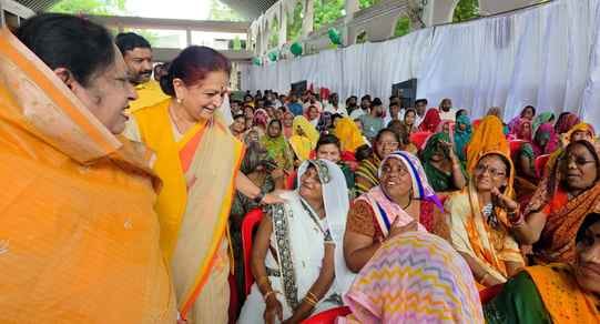 MLA Archana Chitnis and Mayor washed the feet of Safai Mitras