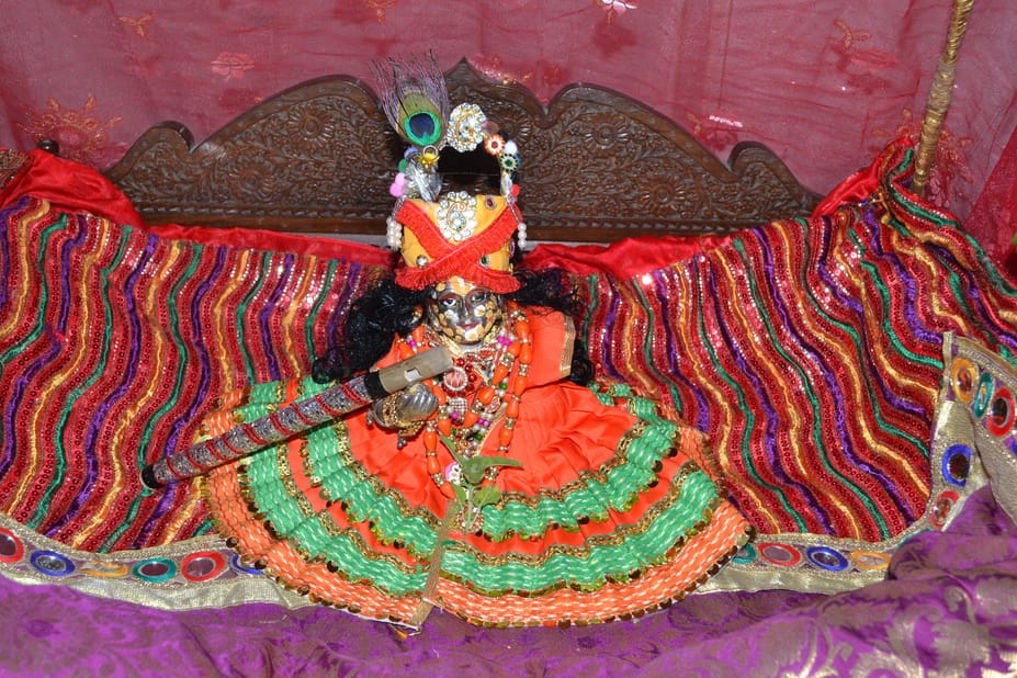 Kanha was decorated in temples, Makhan Mishri was offered as Prasad