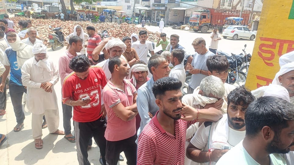 Farmers reached the shop as soon as they got information about the arrival of fertilizer