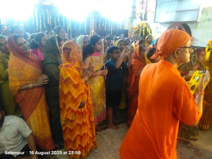 Devotees danced to the hymns on Krishna Janmotsav