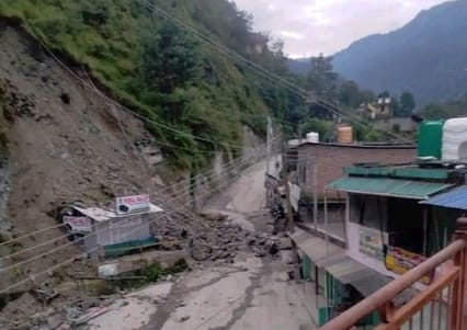 Landslide on the road near Banjar bus stand, people narrowly escape
