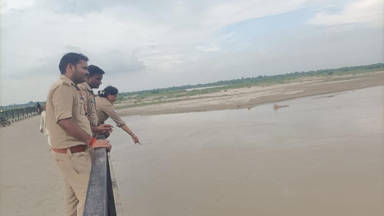 While returning from her mother's house to her in-laws' house, the woman jumped into the river