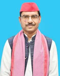 There is stock of urea in the committees, but distribution is not possible due to lack of secretaries