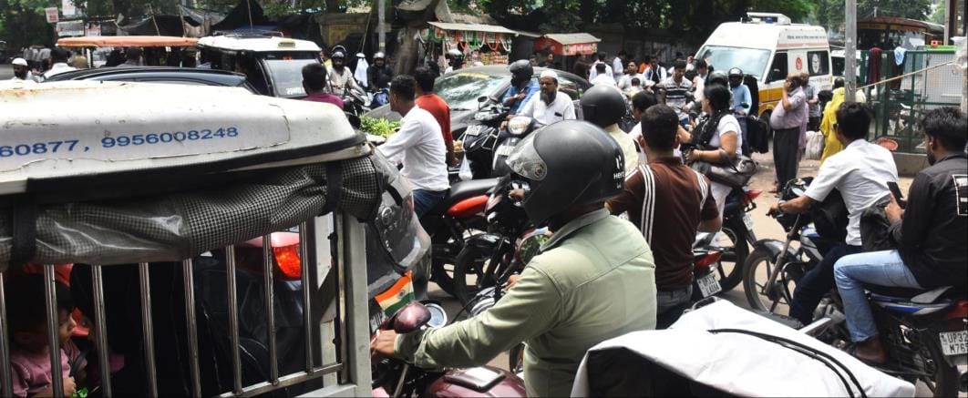 Jam: Relief outside Balrampur Hospital, trouble on Dufferin Road