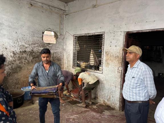Siddharthnagar News : Raid in Dumariyaganj, two quintals of sweets destroyed
