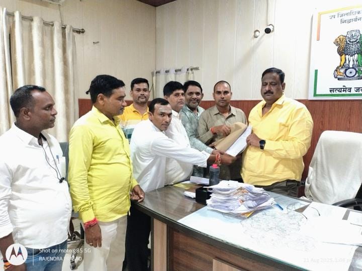 Siddharthnagar News: Opposing duty in crop survey, employment servants submitted memorandum