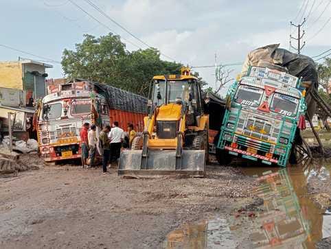 Vehicles stranded on road damaged by flood, two kilometer long jam