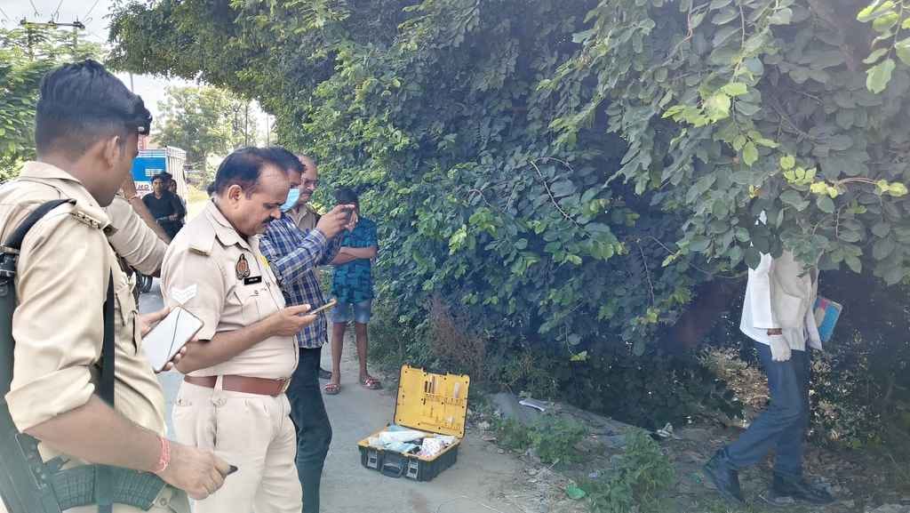 A dead body was found lying on the bank of a drain in Amethi Kohna