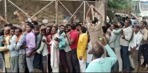 Fertilizer crisis... Farmers are sweating in waiting, police are showing sticks