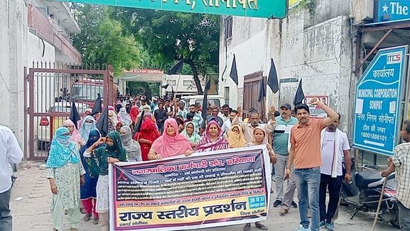Municipal employees took out a procession in protest against non-fulfillment of their demands