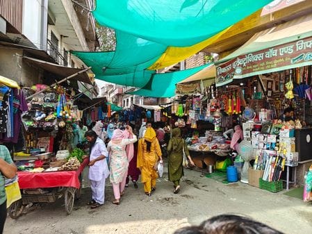 Encroachment continues on roads, Nagar Palika is only doing formalities