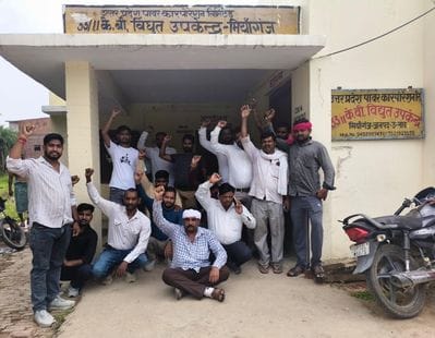 Electricity corporation workers shut down electricity in three towns and 225 villages for four hours.