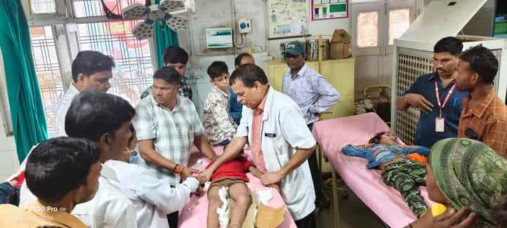 जिला अस्पताल में घायल स्कूली बच्चे इलाज के दौरान