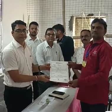 जीत के बाद प्रमाण पत्र देते जिला कलेक्टर अंकित कुमार सिंह