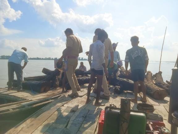 46 boats of Khair wood hidden in the river recovered