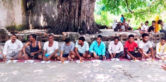 A stream of bhajans flowed on Kanhaiya's sixth day