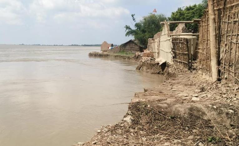 Saryu flowing above the danger mark