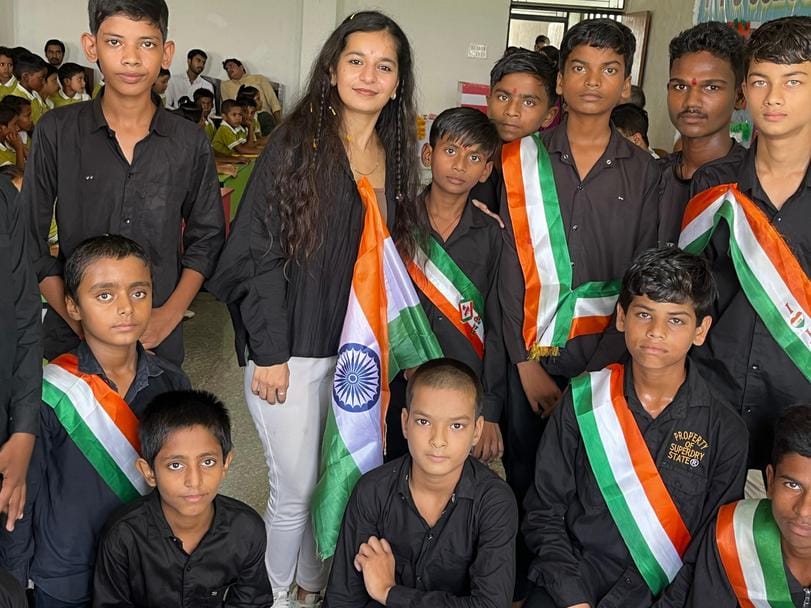 Sky diver Anamika Sharma was honored in Meja