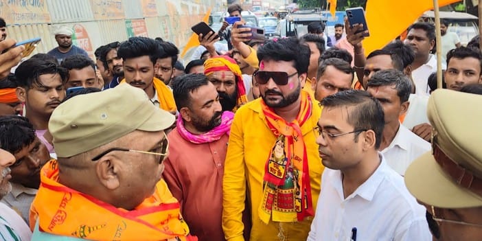 Officers of Gau Rakshak Sangh set out on foot to meet the Chief Minister
