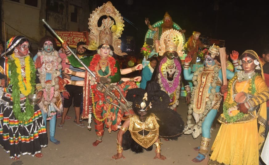 Kanha set out for a city tour on a palanquin decorated with flowers