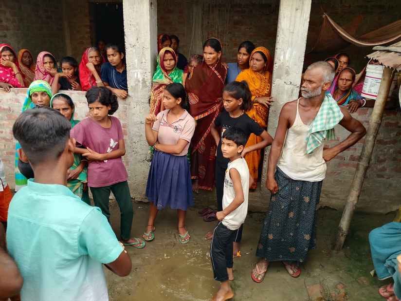 मृतक मुंशी के घर पर जुटी लोगों की भीड़