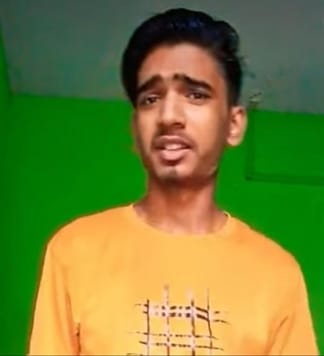 The last rites of the two friends who were hit by the train were performed in a sad atmosphere