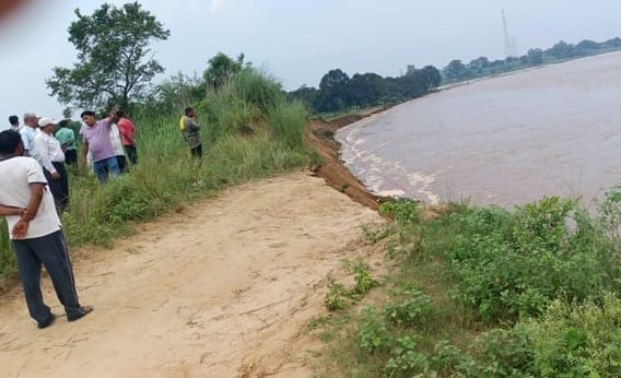 The current of Ganga broke the oil pipeline