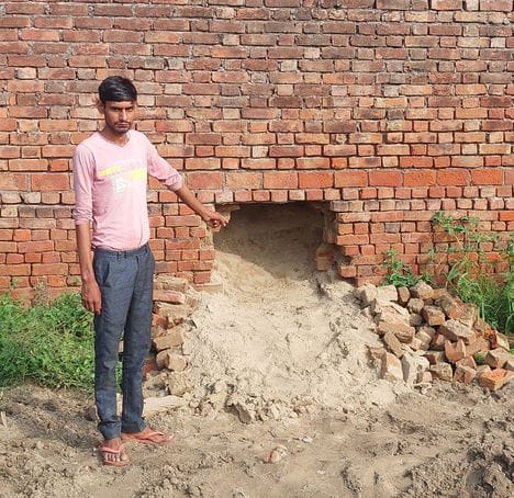 More than 1.5 lakh rupees stolen by breaking into the house