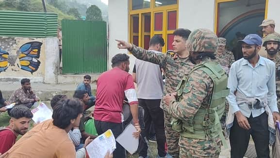 पुंछ जिले के सावजियां में सेना की पोर्टर भर्ती रैली में भाग लेते युवा एंव उपस्थित सैन्य अधिका