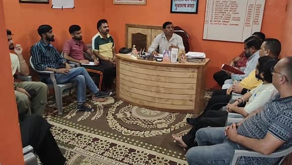 पुंछ में जिला सनातन धर्मसभा की गणेषोत्सव को लेकर आयोजित बैठक में भाग लेते पदाधिकारी