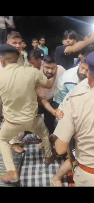 Policemen forcibly removed the protesters who were eating at 10 pm, four students were injured