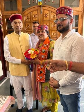 Vandana Yogi reached Sameerpur to seek blessings from Dhumal.