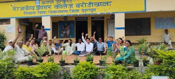 Teachers raised slogans in schools