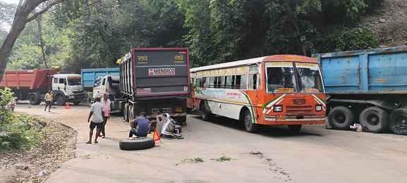 10 km long jam after truck-trailer collision, 300 vehicles stuck for 11 hours