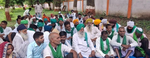 Demand for distribution of fertilizer as per Khatauni