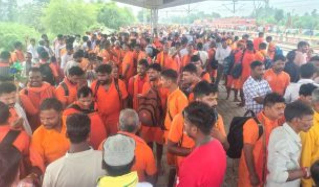 A group of Kanwariyas left for Baidyanath Dham