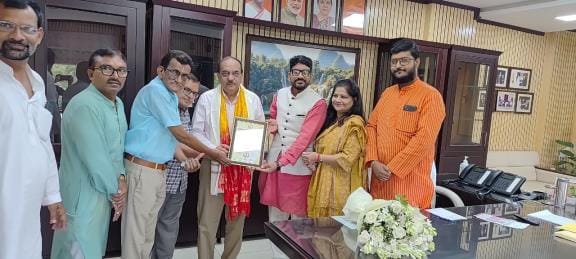 The officials of Sanatan Mahaparishad met Dr. Dhiman