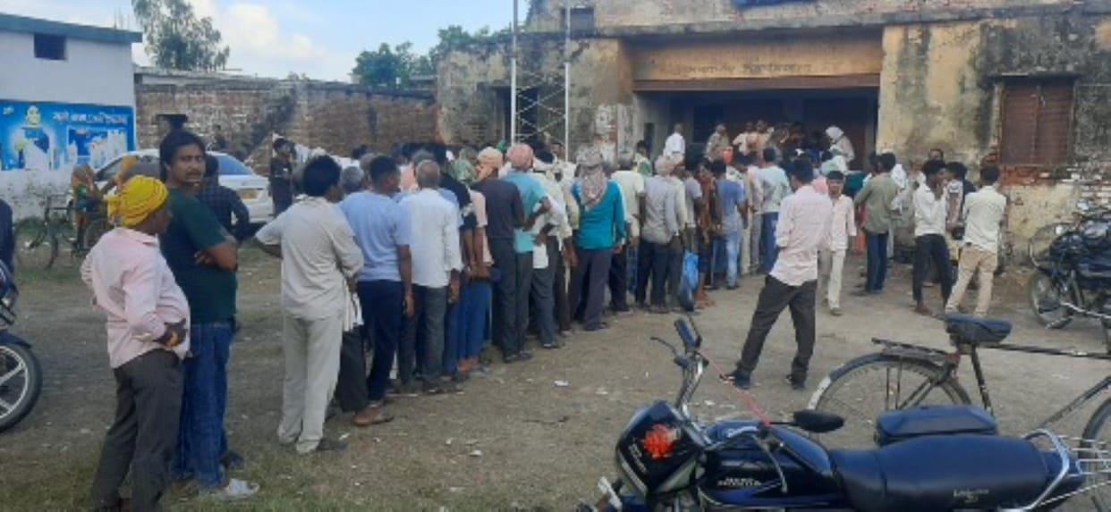 Siddharthnagar News: Fertilizer distributed in the presence of administration team