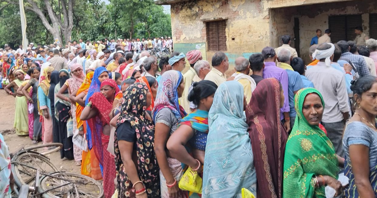 Farmers queue up since morning for fertilizer