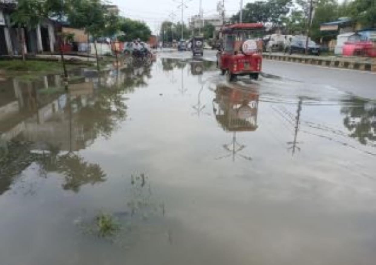 Siddharthnagar News: Neighbourhoods submerged in four hours of rain, water everywhere