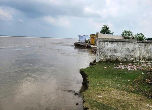 Two villages submerged in Saryu, houses washed away