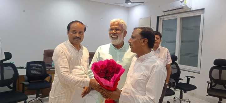Cabinet Minister Swatantra Dev Singh welcomed on his arrival in Shamli