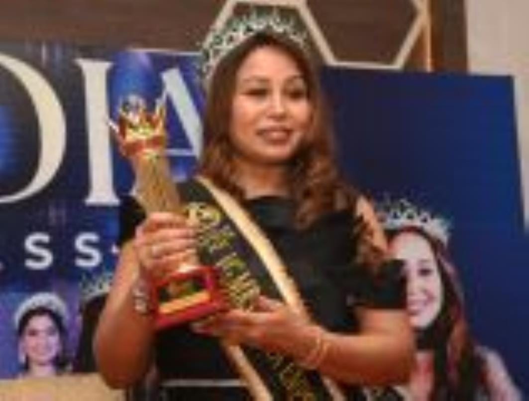Tanushree got the crown of VG Mrs India Empress